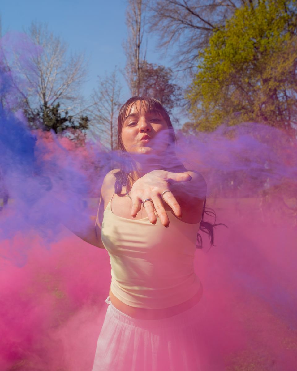 Coni entre humo de colores
